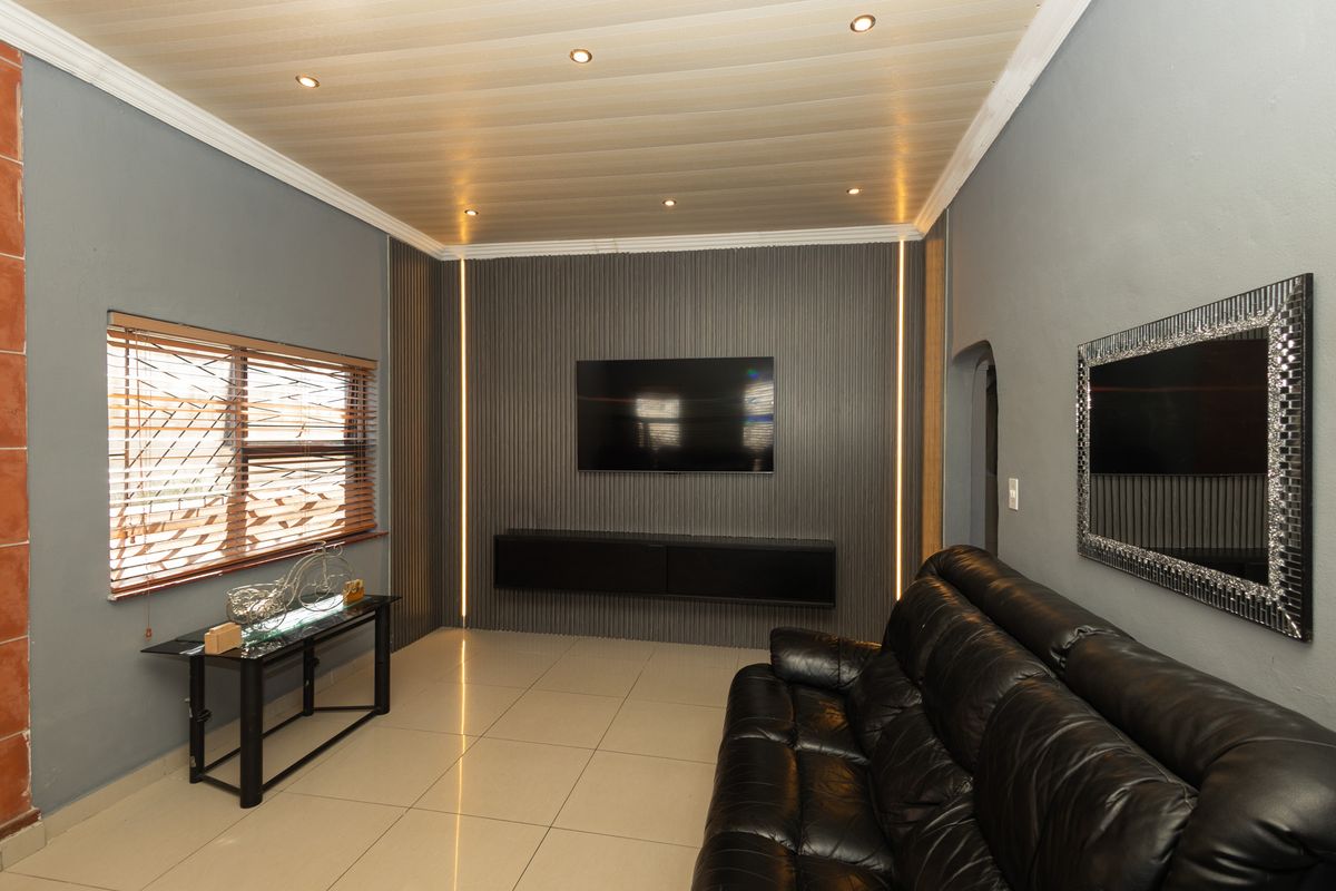 Spectacular 3 Bedroom Property For Sale In Ravenmead - Photo 4