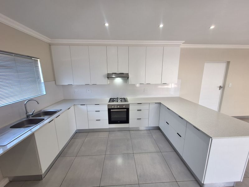 North-facing modern family home in Fountains Estate - Photo 8