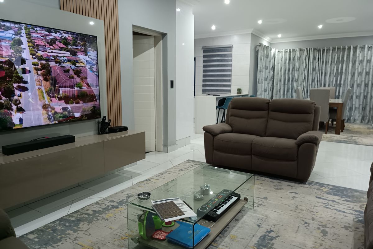 Family Oasis in Prime Location - Photo 4