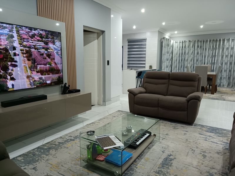 Family Oasis in Prime Location - Photo 4