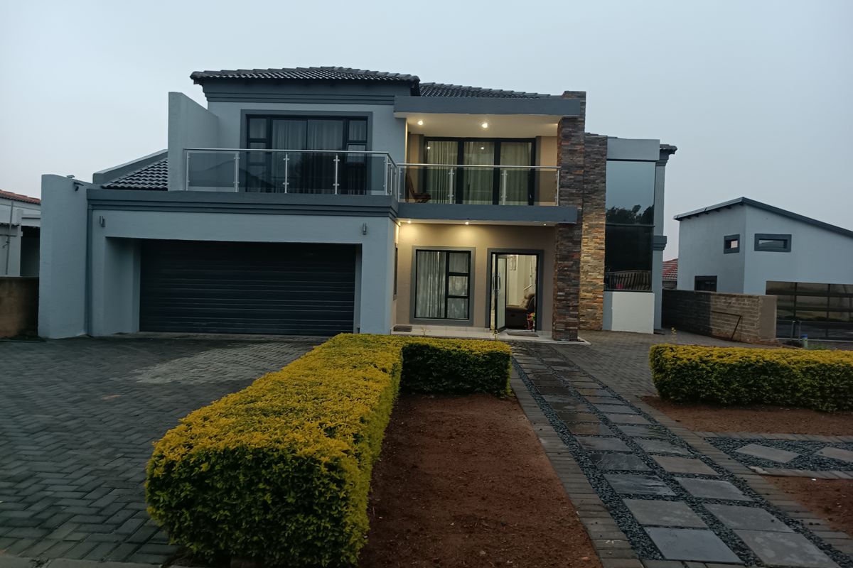 Family Oasis in Prime Location - Photo 2