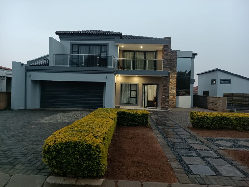 Family Oasis in Prime Location - Photo 2