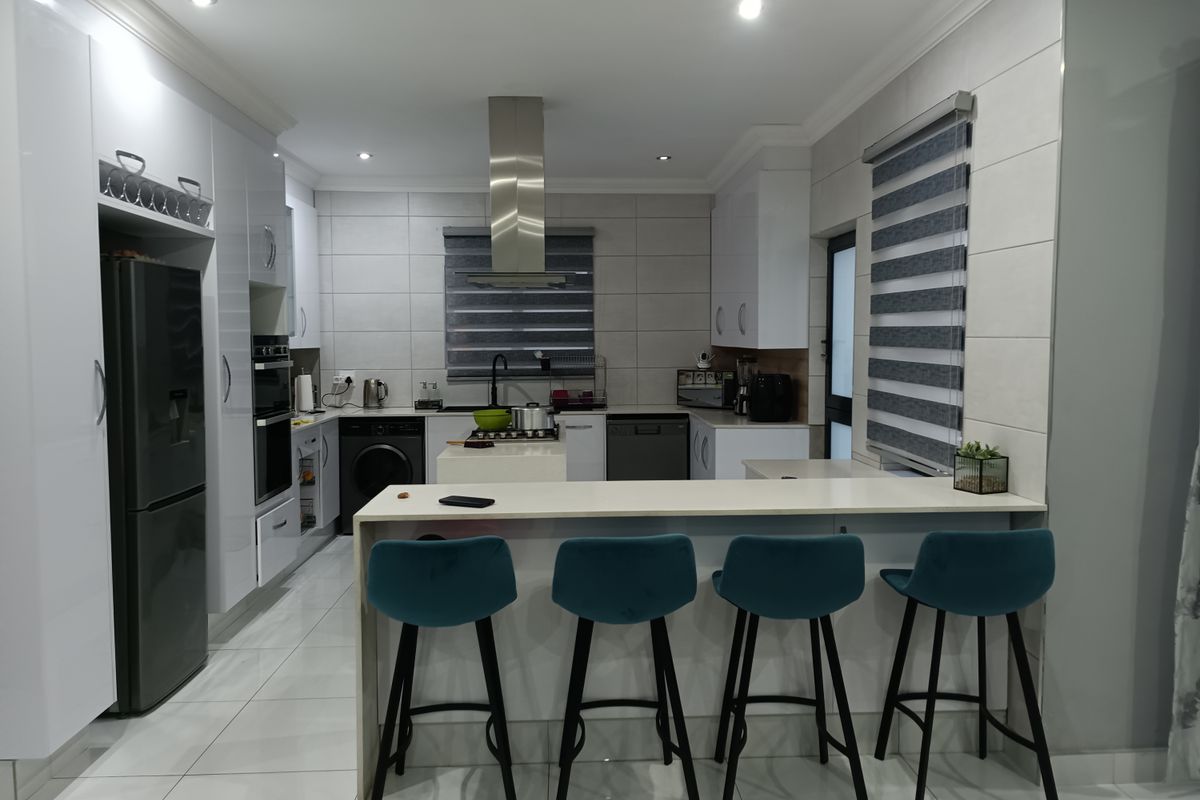 Family Oasis in Prime Location - Photo 5