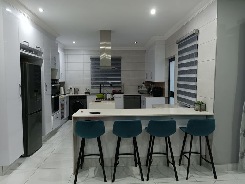 Family Oasis in Prime Location - Photo 5