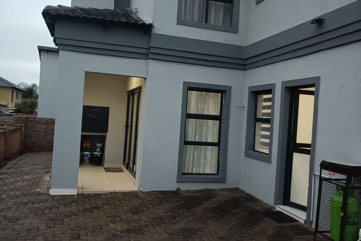 Family Oasis in Prime Location - Photo 3