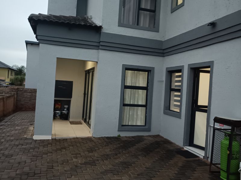 Family Oasis in Prime Location - Photo 3