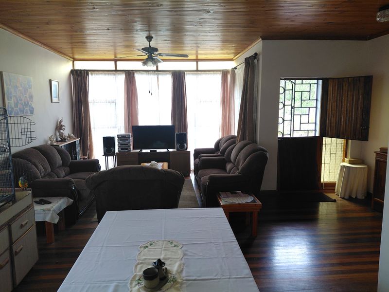 4 Bedroom 2 Bathroom House To Rent! - Photo 4