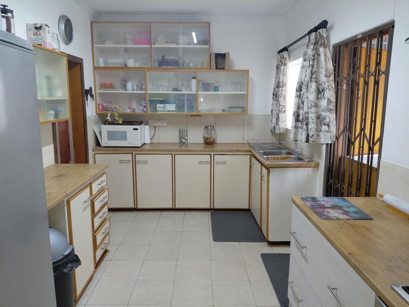 4 Bedroom 2 Bathroom House To Rent! - Photo 10