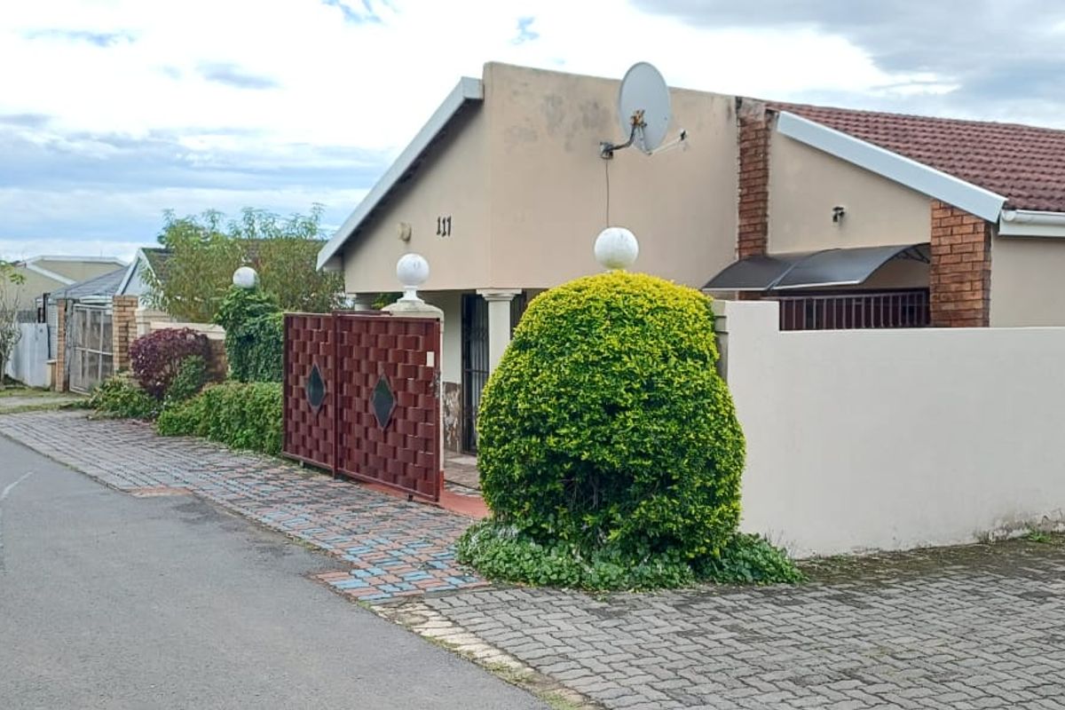 Spacious 4-Bedroom Family Home for Sale in Haven Hills - Photo 2