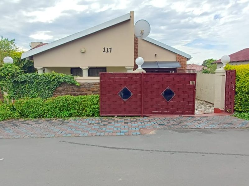 Spacious 4-Bedroom Family Home for Sale in Haven Hills - Photo 3