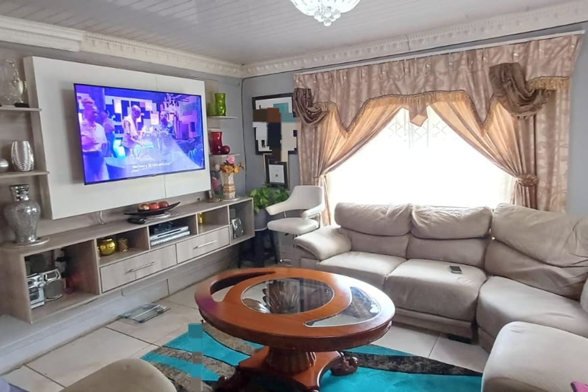 Spacious 4-Bedroom Family Home for Sale in Haven Hills - Photo 5