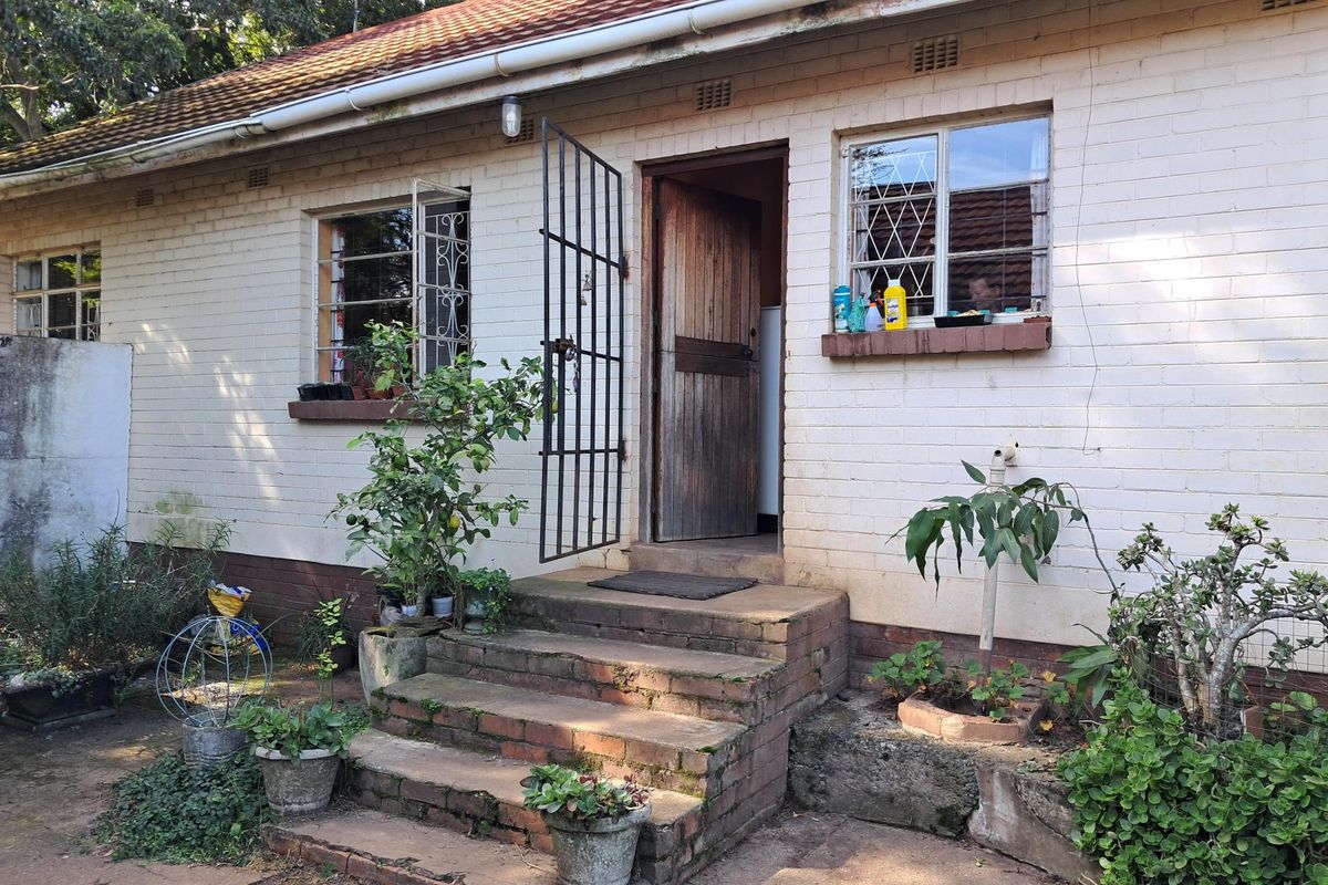 Spacious 4 Bedroom Family Home on a Large Property in Albert Falls - Photo 3