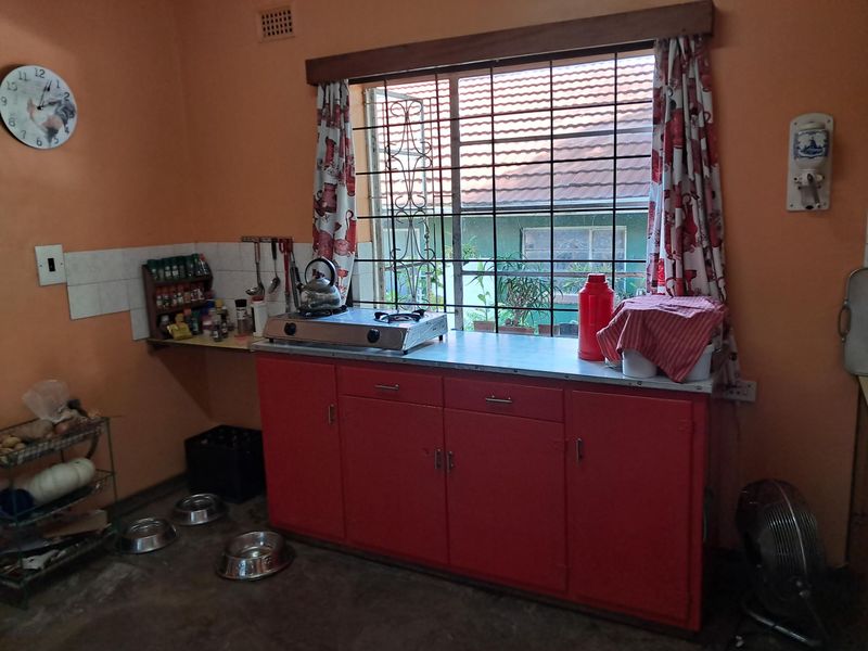 Spacious 4 Bedroom Family Home on a Large Property in Albert Falls - Photo 8