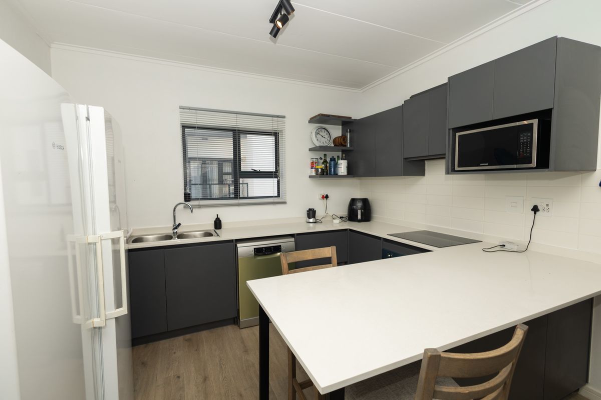 Modern 2-Bed, 2-Bath Apartment in ZomerWind Estate | Braai Patio | 2 Parking Bays - Photo 4