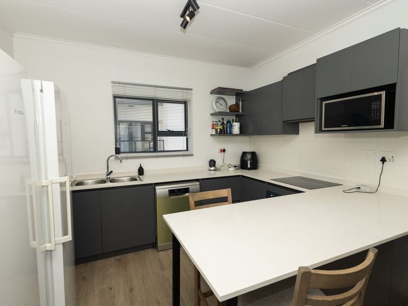 Modern 2-Bed, 2-Bath Apartment in ZomerWind Estate | Braai Patio | 2 Parking Bays - Photo 4