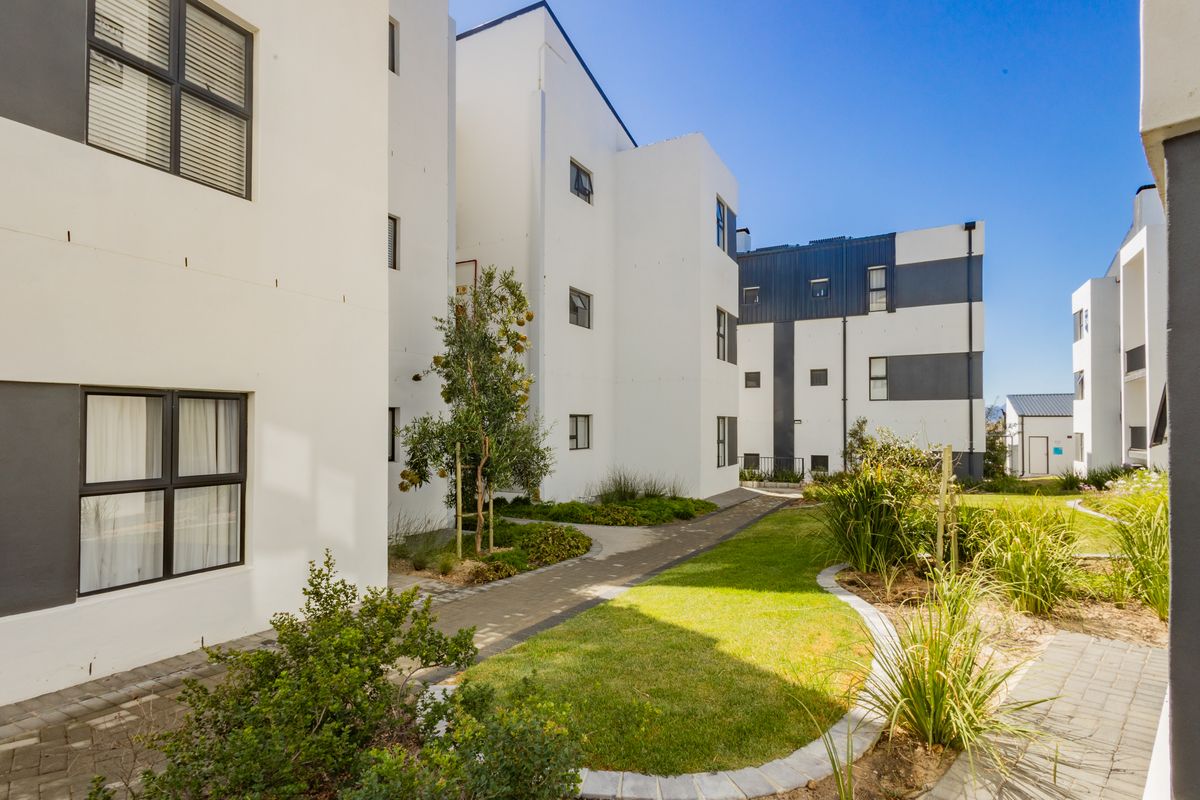 Modern 2-Bed, 2-Bath Apartment in ZomerWind Estate | Braai Patio | 2 Parking Bays - Photo 5