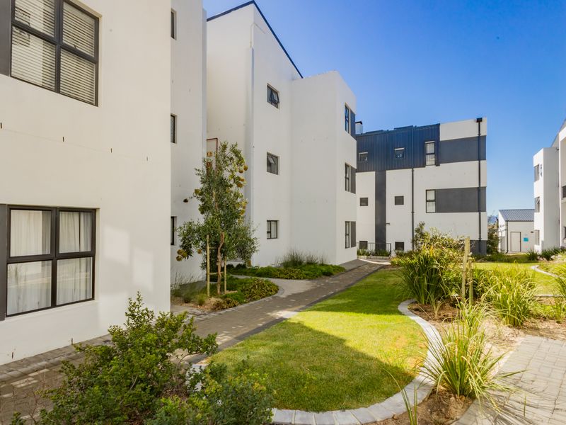 Modern 2-Bed, 2-Bath Apartment in ZomerWind Estate | Braai Patio | 2 Parking Bays - Photo 5
