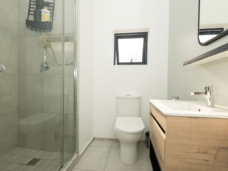 Modern 2-Bed, 2-Bath Apartment in ZomerWind Estate | Braai Patio | 2 Parking Bays - Photo 10