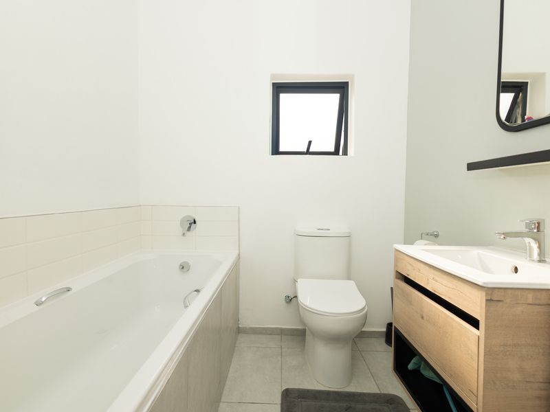 Modern 2-Bed, 2-Bath Apartment in ZomerWind Estate | Braai Patio | 2 Parking Bays - Photo 9