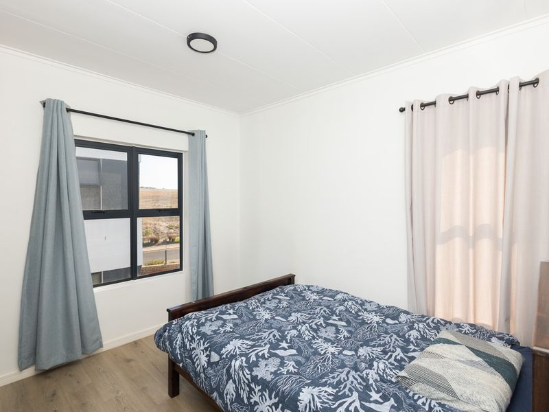 Modern 2-Bed, 2-Bath Apartment in ZomerWind Estate | Braai Patio | 2 Parking Bays - Photo 7