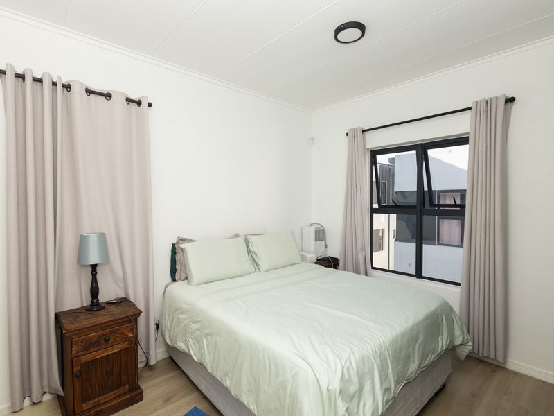 Modern 2-Bed, 2-Bath Apartment in ZomerWind Estate | Braai Patio | 2 Parking Bays - Photo 6