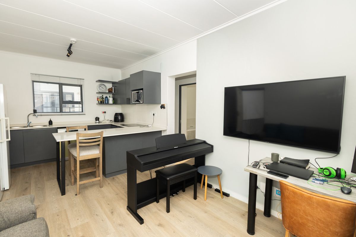 Modern 2-Bed, 2-Bath Apartment in ZomerWind Estate | Braai Patio | 2 Parking Bays - Photo 3
