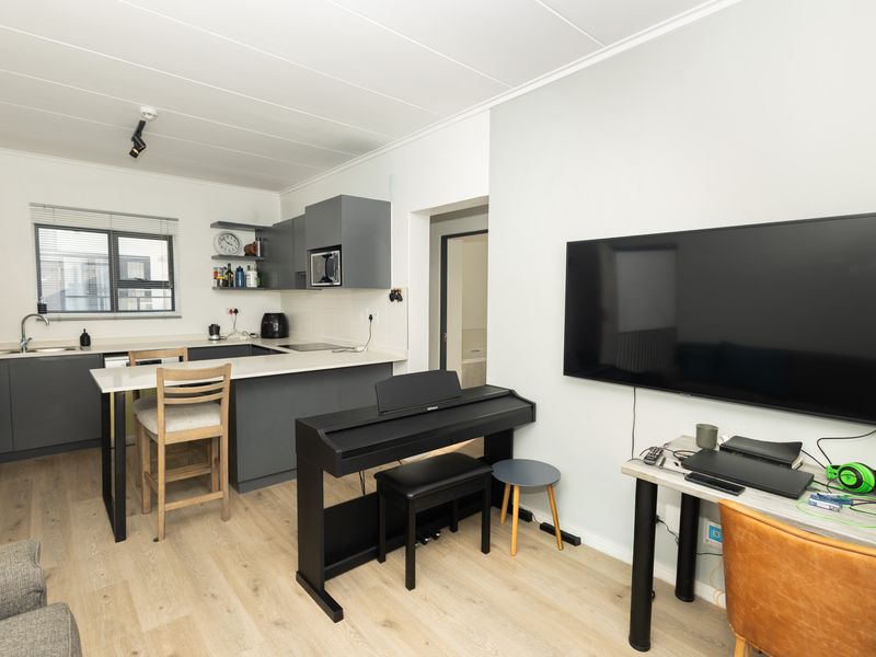 Modern 2-Bed, 2-Bath Apartment in ZomerWind Estate | Braai Patio | 2 Parking Bays - Photo 3