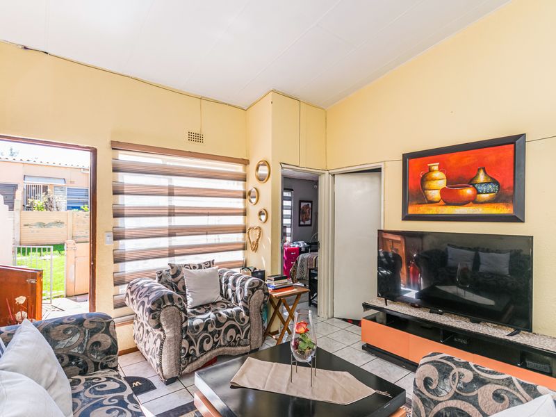 3 Bedroom Townhouse | Florida Roodepoort - Photo 4