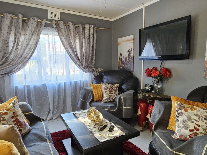 Well-Priced 2 Bedroom Home You Don’t Want to Miss in Swellendam - Photo 3