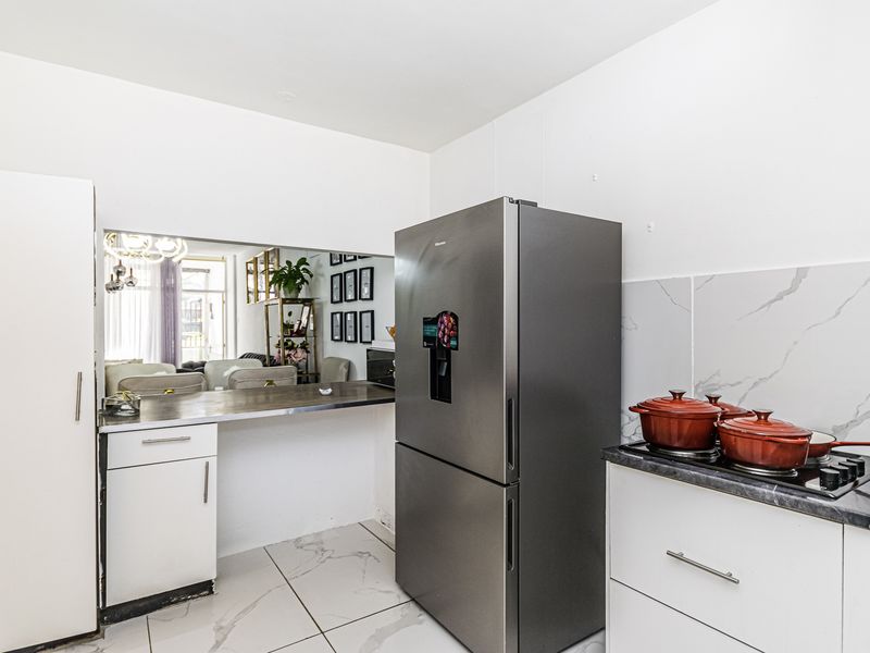 Spacious 2 Bedroom Apartment For Sale | Florida Roodepoort - Photo 3