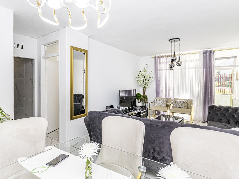 Spacious 2 Bedroom Apartment For Sale | Florida Roodepoort - Photo 6