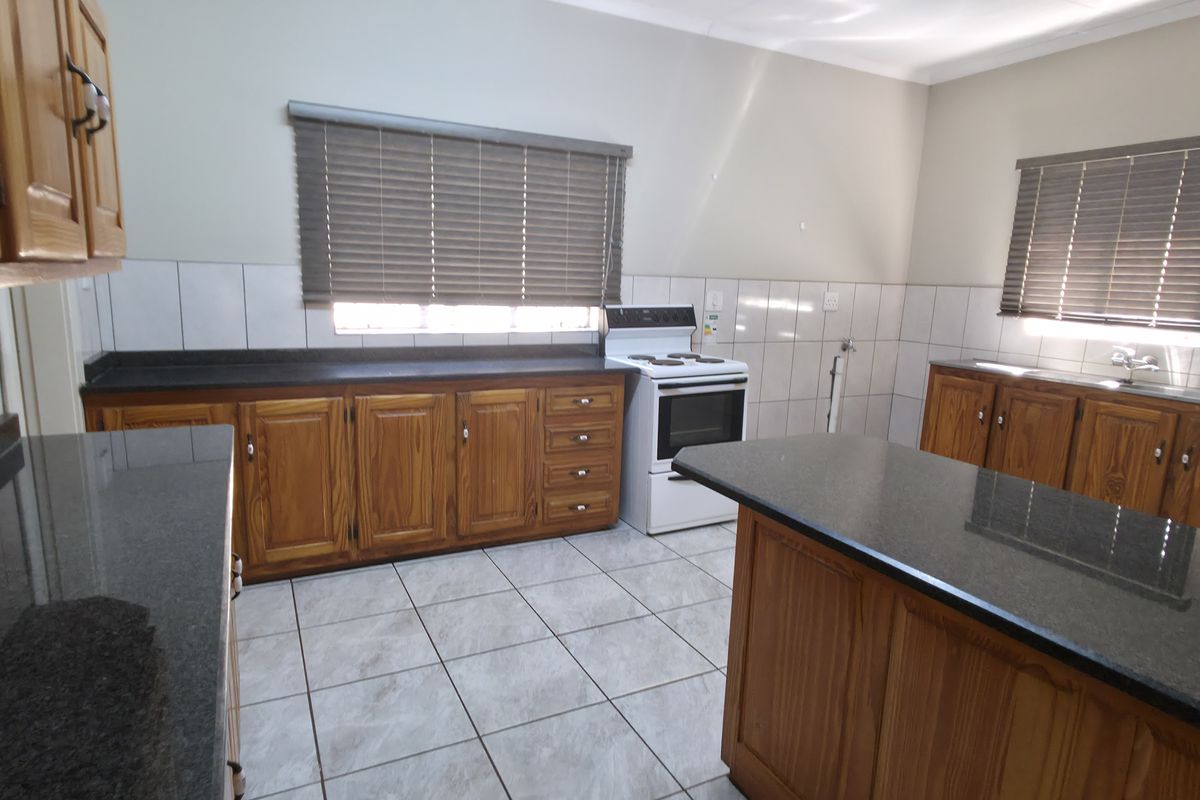 Three Bedroom House to rent in CBD, Louis Trichrdt - Photo 5