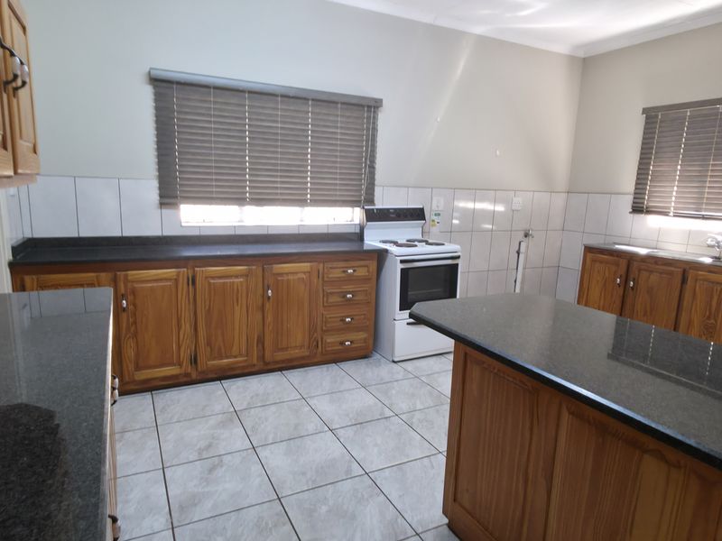 Three Bedroom House to rent in CBD, Louis Trichrdt - Photo 5