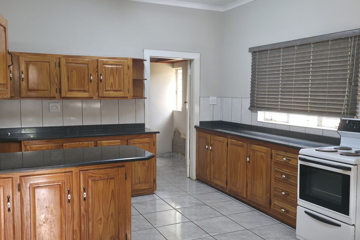 Three Bedroom House to rent in CBD, Louis Trichrdt - Photo 4