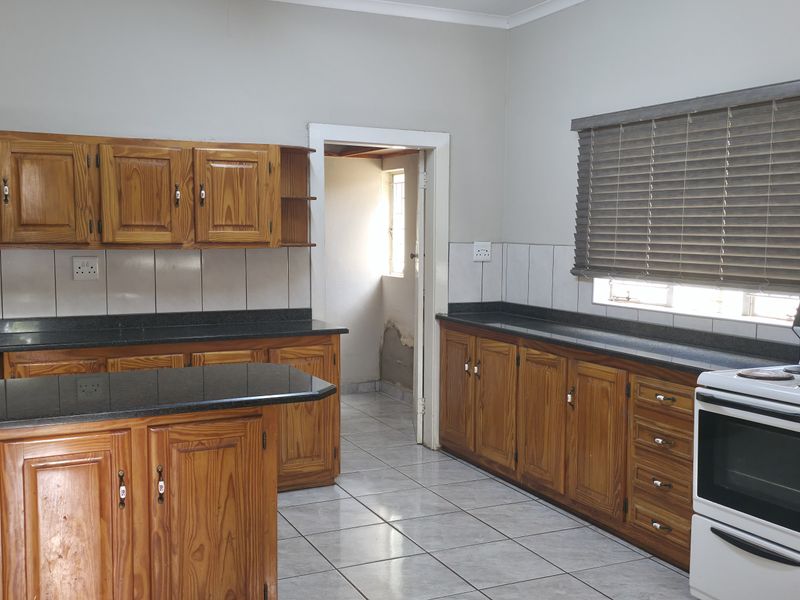 Three Bedroom House to rent in CBD, Louis Trichrdt - Photo 4