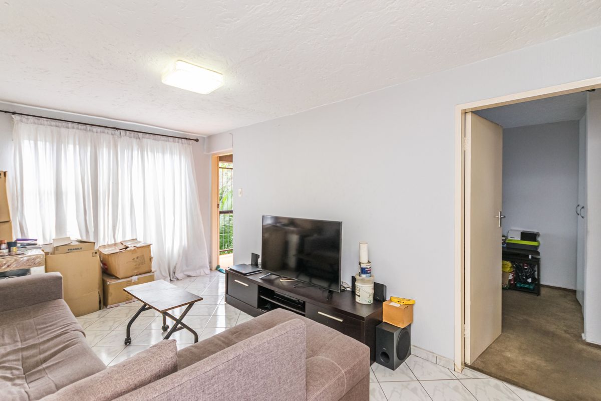 SPACIOUS 1-BEDROOM APARTMENT FOR SALE IN MARAISBURG - Photo 3