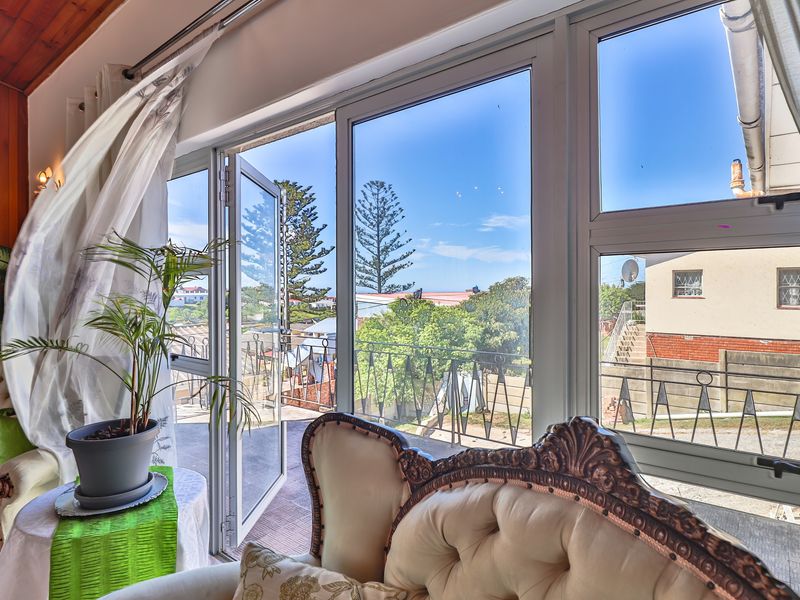 Space for Family Living with Added Potential! - Photo 4