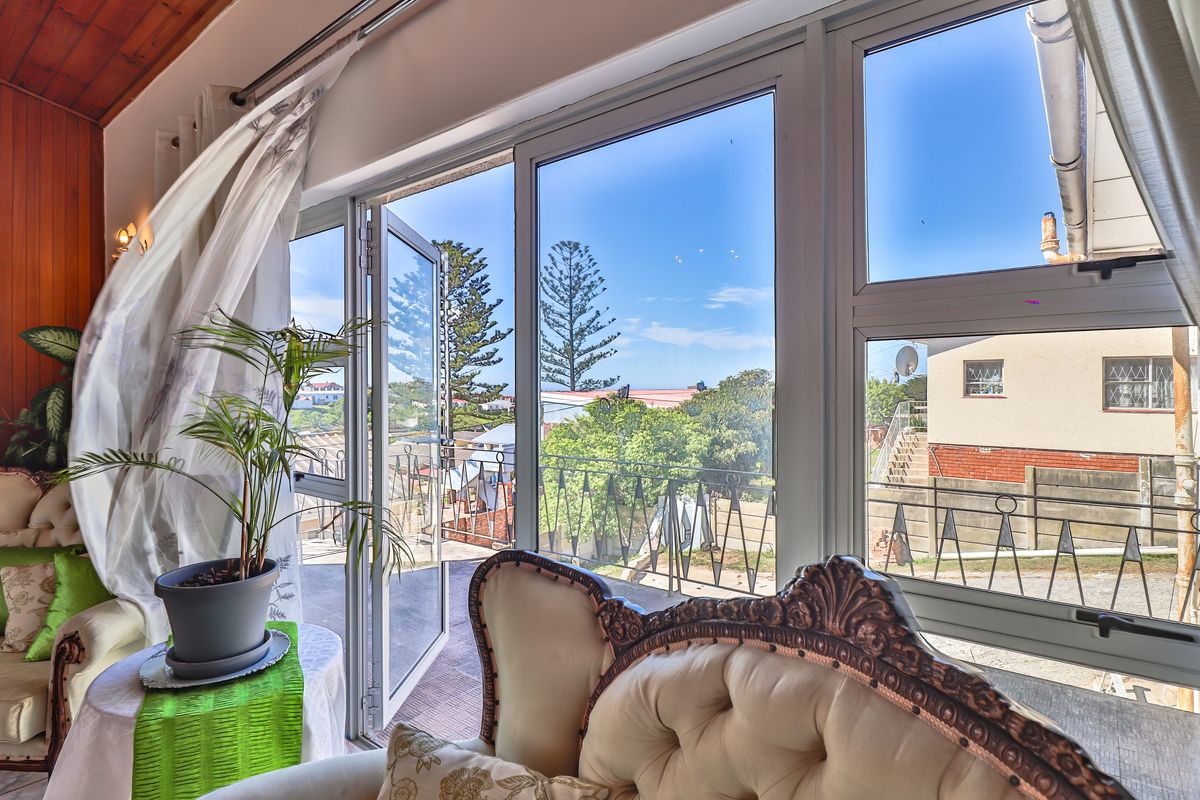 Space for Family Living with Added Potential! - Photo 4