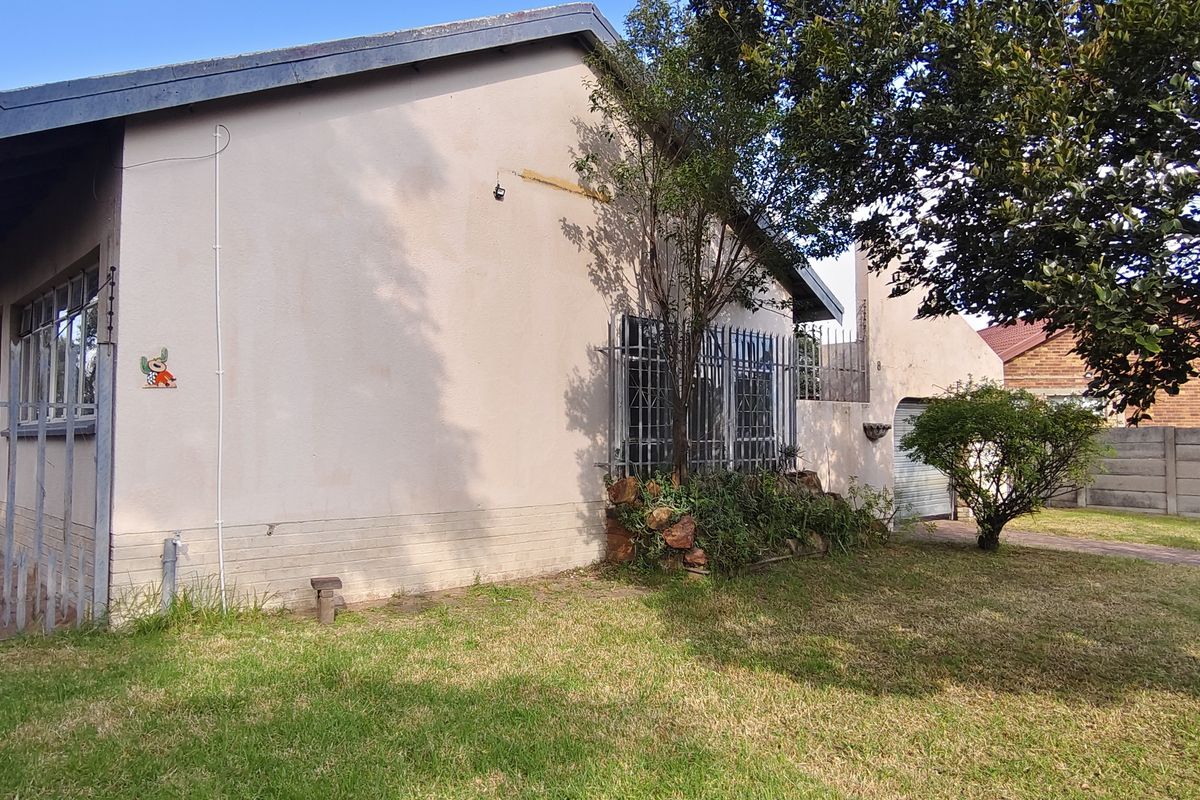 Spacious House Near Shops - Photo 2