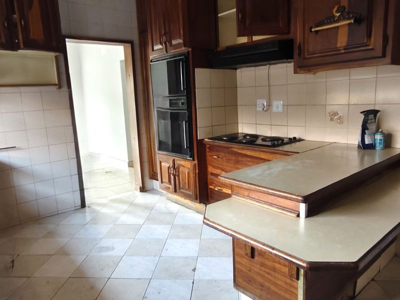 Spacious House Near Shops - Photo 10