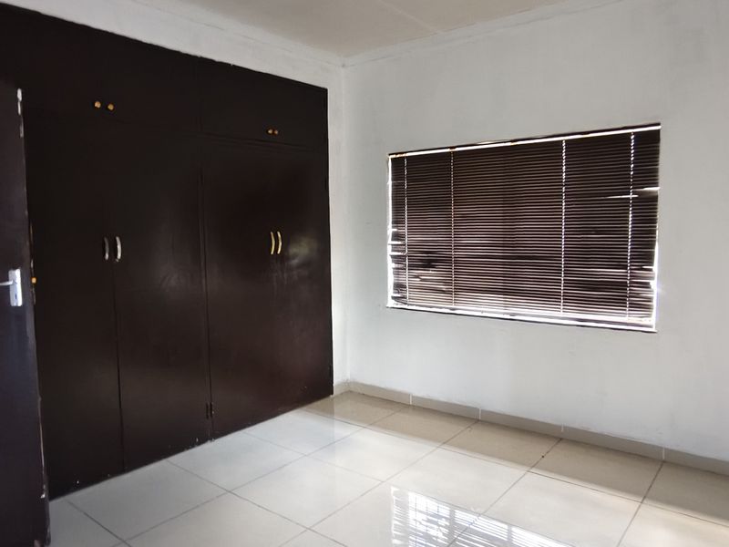 Spacious House Near Shops - Photo 7