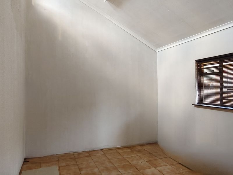 Spacious House Near Shops - Photo 6