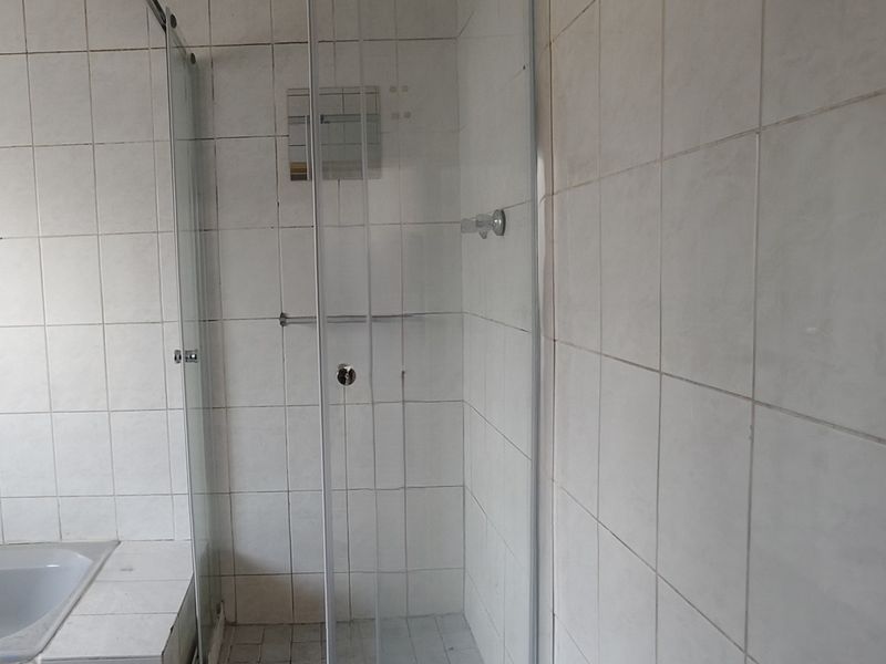 Spacious House Near Shops - Photo 5