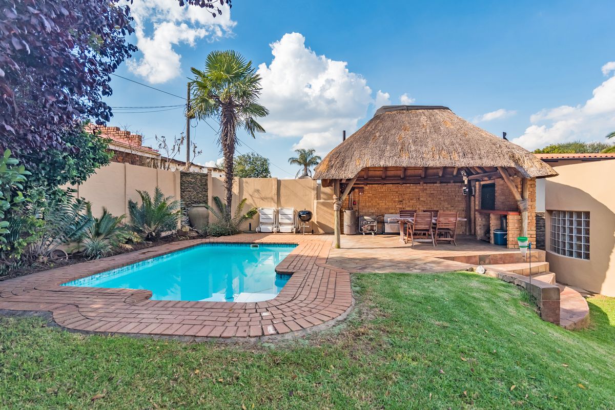 Prepare to Fall in Love - Beautiful Home - Immaculately Kept With Caravan Port - Photo 3