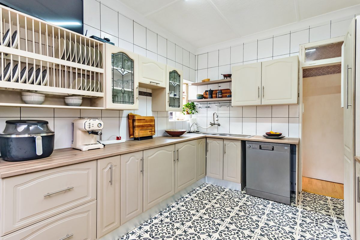 Prepare to Fall in Love - Beautiful Home - Immaculately Kept With Caravan Port - Photo 2