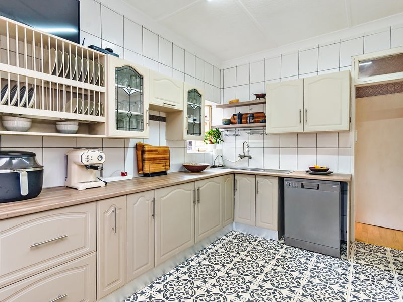 Prepare to Fall in Love - Beautiful Home - Immaculately Kept With Caravan Port - Photo 2