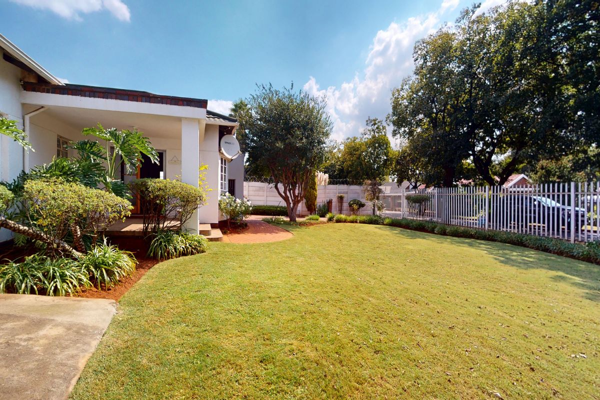 Spacious well maintained Family Home with Massive Flat & 6 Car Garage! - Photo 3