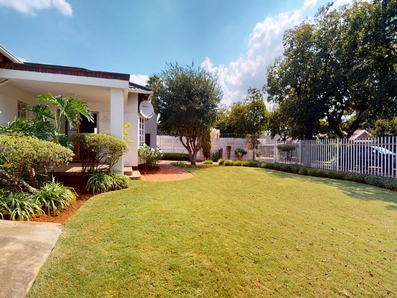 Spacious well maintained Family Home with Massive Flat & 6 Car Garage! - Photo 3