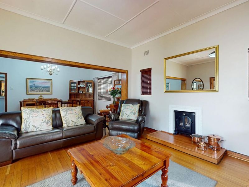 Spacious well maintained Family Home with Massive Flat & 6 Car Garage! - Photo 7