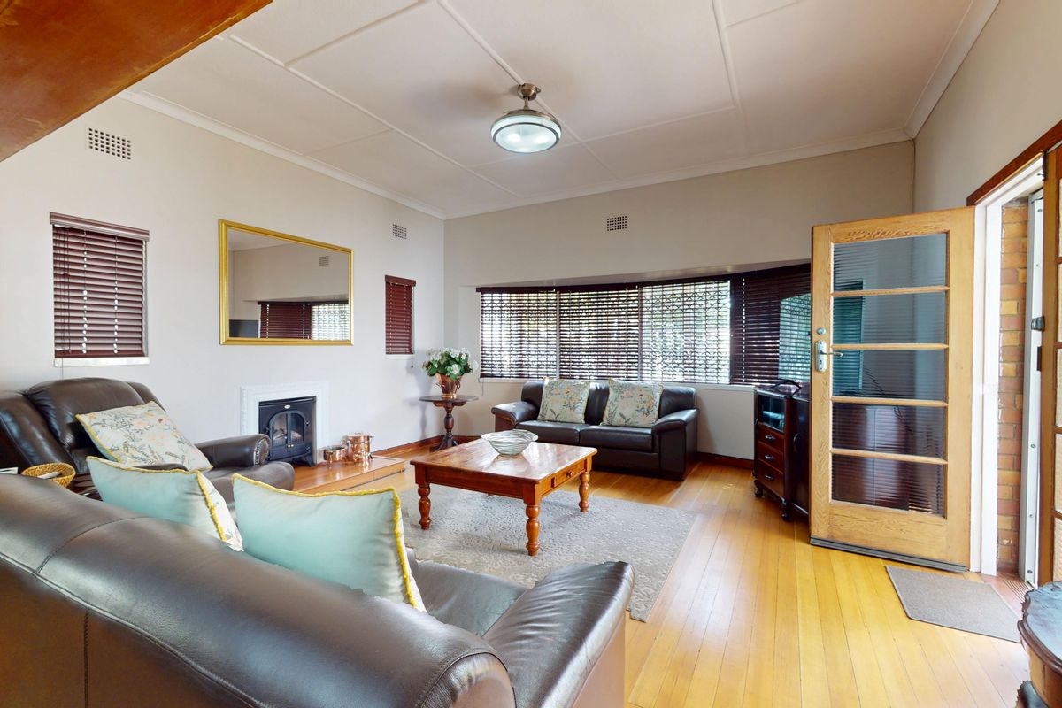 Spacious well maintained Family Home with Massive Flat & 6 Car Garage! - Photo 5